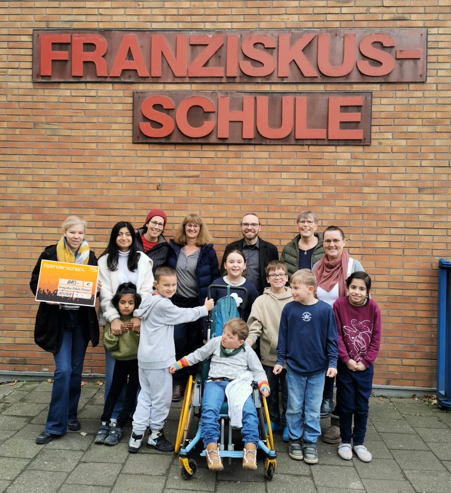 Der Förderverein der Franziskus-Schule zusammen mit Schülerinnen und Schüler empfangen die Spende.